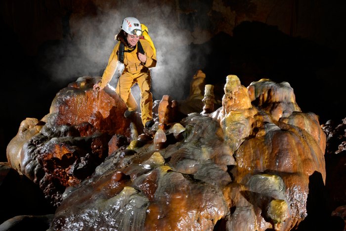 La grotte de Dargilan se situe en Lozère sur la bordure nord du Causse Noir. Elle surplombe la Jonte de près de 250 m. Elle est surnommée « la grotte rose», cette cavité possède de nombreuses spécificités. Son développement est de 2, 2 km dont 1,2 km sont aménagés pour le tourisme. Ses dimensions sont importantes. La « grande salle du chaos » fait ainsi 142 m de long sur 50 m de large et 25 m de hauteur. Les concrétions offrent une grande variété de forme, de taille et de couleur, avec des colorations naturelles très accentuée, notamment jaunes, ocres et rose. C’est l’une des grottes touristiques majeures de la région pour découvrir le monde souterrain.
