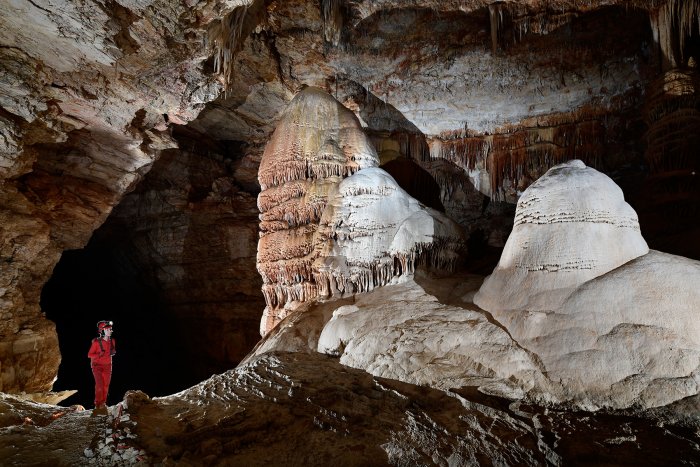 <p>Ces photos ont été prises lors des 4èmes Rencontres Internationales des Photographes du Monde Souterrain (ICPM 4) qui se sont déroulées à Carlsbad, Nouveau Mexique en avril 2018. Cela nous a donné l'occasion de visiter des cavités dans le Parc National de Carlsbad ( Lower Passge et New Mexico dans Carlsbad Cavern, slaughter canyon Cave) et aux alentours (Bobcat Cave et Sitting Bull Falls Cave). Nous avons enchaîné avec une semaine dans la région des High Guadalupe Mountains (ou "High Guads"), qui recèle d'autres cavités intéressantes : Hell Below, Cottonwood Cave (Main Passage et Second Parallel) et Cave Tree Cave situées sur le territoire de Lincoln National Forest. Nous tenons à remercier les organisateurs des Rencontres, Dan Legnini et Peter Jones, ainsi que Martha et Norman Thompson qui ont organisé le camp des High Guads, sans oublier tous les spéléos américains qui ont prêté main forte pour l'organisation et nous ont servi de guides et d'assistants dans les cavités, ce qui nous a permis de faire des photos dans les meilleures conditions possibles.</p>
<p>These pictures were taken in April 2018 during the 4th International Meeting of Cave Photographers (ICPM 4) which took place in Carlsbad, New Mexico. That gave us the opportunity to visit some caves in Carlsbad National Park (Lower Passage and New Mexico in Carlsbad Cavern, Slaughter Canyon Cave), and in the surroundings (Bobcat Cave and Sitting Bull Cave). Then, we spent another week in the High Guads, where there are many other interesting caves : Hell Below, Cottonwood Cave (Main Passage and Second Parallel), and Cave Tree Cave, all situated within Lincoln National Forest. We would like to thank the organisers of ICPM, Dan Legnini and Peter Jones, as well as Martha and Norman Thompson who organised the High Guads post camp. Let's not forget all the american cavers who volunteered for organising these events and who also guided us and helped us in caves, which allowed us to take pictures in the best possible conditions.</p>