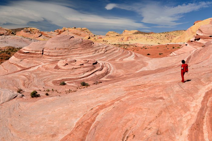 Le Nevada est surtout connu pour Las Vegas, mais ses grandes étendues désertiques désolées et sauvages recèlent des sites intéressants. Valley of Fire State Park, situé au nord de Las Vegas présente une succession de magnifiques reliefs de grès aux couleurs extraordinaires sculptées par l'érosion : Piano Rock, Elephant rock et autres arches . Le grès s'y décline sous de formes multiples, depuis les sommets de White Domes, jusqu'aux plissées de Fire Wave. Et, au détour d'un sentier de randonnée, on peut surprendre un bouquetin.