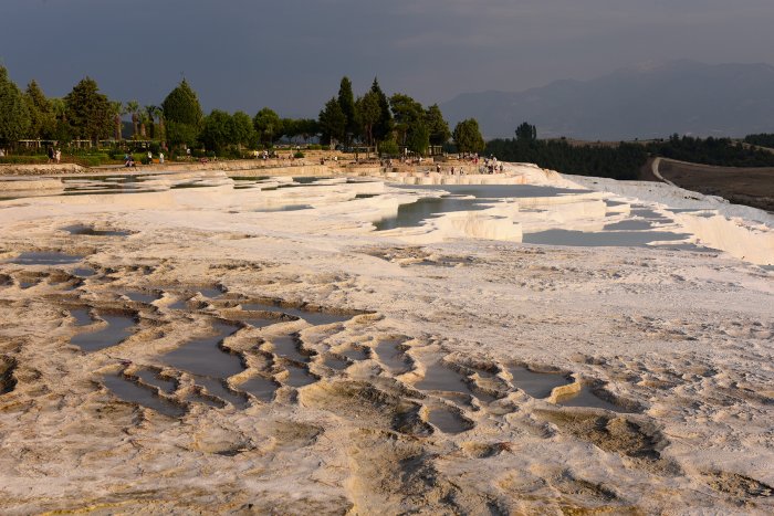 La Cappadoce et Pamukkale sont les deux principaux sites touristiques géologiques de Turquie. La Cappadoce est située dans le centre de la Turquie. Elle constitue un plateau formé par des cendres volcaniques (tufs) qui ont été déposées par d’anciens volcans. Ces formations très tendres ont été entaillées par des vallées. Elles donnent lieu à des cheminées de fée lorsqu’elles sont recouvertes par un bloc plus dur. Les byzantins y ont creusé de véritables cités souterraines entre le 8ème et le 13ème siècle pour se protéger des envahisseurs. Elles comprennent de nombreux monastères et églises rupestres peintes de fresques. Le site Pamukkale(littéralement en turc « forteresse de coton ») est à 18 km de Denizli, au sud-ouest du pays. Les terrasses de travertin de Pamukkale sont formées par la précipitation d’eaux chaudes thermales. Elles se forment par le dépôt des carbonates qu’elles contiennent.