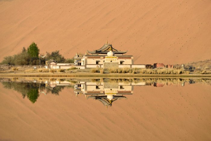 Le nord de la Chine s’est ouvert ces dernières années au tourisme, permettant de découvrir différentes régions aux paysages exceptionnels. Le désert du Badain Jaran est caractérisé par ses dunes de sable blond parmi les plus hautes du monde au pied desquelles se trouve toute une série de lacs (plus de 150). Ce désert est une partie du désert de Gobi et s'étend sur plusieurs provinces chinoises (Ningxia, Gansu et Mongolie Intérieure). Le point de départ des excursions est la ville d’Alaxa Youki où on peut louer des véhicules 4x4 avec chauffeur qui sont indispensables pour s'y déplacer. Certaines agences françaises spécialisées proposent des treks de plusieurs jours à pied ou à dos de chameaux, ce qui est une autre option. Le meilleur moment pour s'y rendre semble être les mois d’avril ou de mai. L'hiver peut être très froid (jusqu'à - 30°C) et la période d'été est chaude (jusqu'à 40°C) avec un risque de pluie. Par ailleurs, le tourisme national est en plein développement, et l'été, les touristes chinois affluent de plus en plus nombreux à apprécier les voyages "d'aventure". Les possibilités d'hébergement sont de plusieurs types selon les endroits : l'immense hôtel tout confort à l'entrée du parc construit depuis peu, la nuit sous la tente sur le sable (éviter les bords des lacs infestés de moustiques et de tiques), ou bien la chambre chez l'habitant (quelques familles, qui ne vivent là que quelques mois de l'année, louent des chambres). Un des sites incontournable est le lac du Badain Jaran au bord duquel se trouve un joli temple bouddhiste tibétain. Les premiers rayons de soleil éclairant le temple qui se reflète dans les eaux du lacs sont un spectacle magnifique. Les lacs sont la principale attraction, ils sont souvent bordés d'une frange de végétation et de quelques bouquets de peupliers dont le vert contraste avec l'environnement aride. Ils sont alimentés par une nappe phréatique d'eau douce contenue dans les sables. Certains sont asséchés et sont devenus des lacs de sel tout blancs. Mais il faut aussi prendre le temps de marcher dans les dunes, grimper sur leurs crêtes, même si certaines ont une hauteur de 200 à 500 mètres (pour la plus haute, Bilutu), afin d'avoir une vue panoramique sur les enchainements de crêtes aux formes déliées et embrasser du regard les vallées avec leurs lacs en contrebas. C'est là qu'avec un peu de chance on peut entendre le chant des dunes, cet étrange bruit sourd et continu émis par le sable.