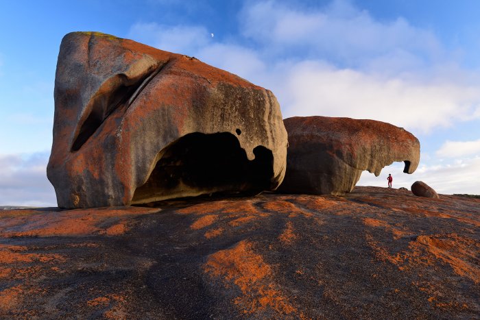 <p>Le 17ème Congrès International de Spéléologie s'est déroulé à Sydney en juillet 2017. C'était pour nous l'occasion de se rendre pour la première fois en Australie. Après le congrès, nous avons parcouru la côte sud du pays entre Sydney et Adelaide. en choisissant les routes côtières des états de New South Wales, Victoria et South Australia. Les photos sont triées par thèmes, avec bien entendu en premier les photos "minérales" (rochers), puis les paysages, la faune et la flore.</p>