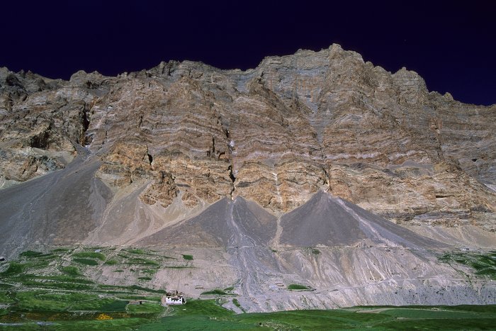 Petit royaume Hymalayen au nord de l'Inde, le Zanskar est un territoire de montagnes dont la population relativement préservée du tourisme vit encore selon des traditions ancestrales. De nombreux villages et monastères ne sont accessibles qu'à pied. C'est par un trek de deux semaines à travers des paysages grandioses qu'on peut rallier Lamayuru à Padum.