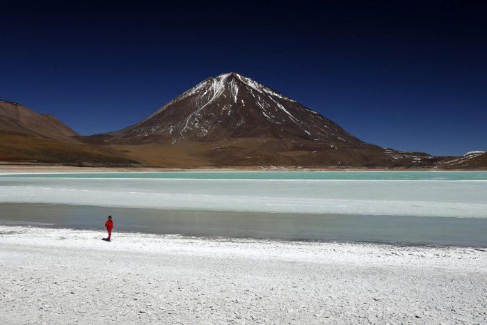 Le haut plateau du désert d'Atacama, à la frontière du Chili, de l'Argentine et de la Bolivie, est une région volcanique de près de 6000 mètres d'altitude, avec des lagunes turquoise et de geysers.