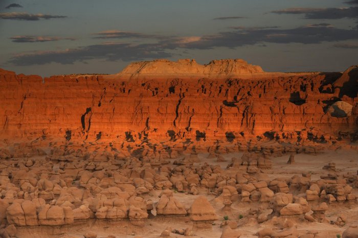 Le centre sud et sud ouest de l'Utah est surnommé à juste titre "le pays coloré". La région regroupe de nombreux parc nationaux dont les plus connus sont Bryce Canyon, Zion et Capitol Reef. Le gigantesque Grand Staircase Escalante National Monument, créé en 1996,qui fait la jonction entre Bryce Canyon et Capitol Reef est beaucoup moins connu et fréquenté. C'est un large territoire désertique caractérisé par des falaises multicolores, des plateaux , mesas, et notamment des canyons creusés dans des grès rouges. Ce sont Peek a boo, Spooky, Zebra, Neon canyons que l'on atteint à partir des deux pistes traversant le site du nord au sud. Certains très étroits, appelés des "slot canyons" restent secs en été.