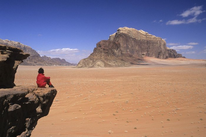 Le désert du Wadi Rum se trouve au sud de la Jordanie, à la frontière avec l'Arabie Saoudite. A son extrémité sud-ouest, il plonge dans le golfe d'Aquaba, sur la mer Rouge. Ce désert impressionne surtout par la verticalité de ses falaises. Des jebels de grès rouge se dressent à pic, ou bien, érodés sous l'action du vent et des variations de température, prennent des formes surprenantes. Leur couleur sombre contraste avec le sable couleur saumon qui s'accumule à leur pied. On comprend pourquoi ces paysages ont servi de décor à de nombreux films, dont "Lawrence d'Arabie" et "Indiana Jones et la Dernière Croisade".