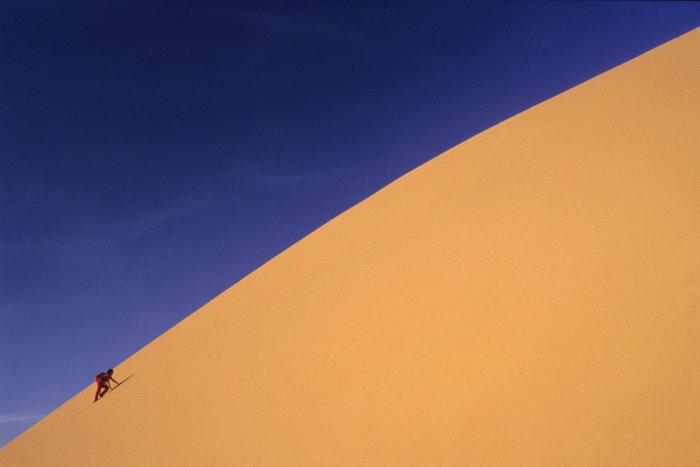 Les dunes de Merzouga appartiennent à l’unique erg saharien qui se trouve sur le territoire marocain. Elles s'étendent sur une vingtaine de kilomètres de long au sud d'Erfoud et leur hauteur peut atteindre 150 mètres (ce sont les plus hautes du Maroc). L'endroit est très fréquenté par les touristes qui y viennent à pied, à chameau, à moto ou en 4X4.