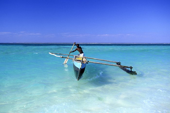 La grande île de Madagascar dans l'océan indien est un vaste territoire aux paysages très divers : Morondava et ses baobabs, les Tsingy de Bemaraha , véritable forêt de pierre , le parc national de l'Isalo et ses falaises de grès, Tulear et Anakao et leurs plages de rêves jalonnées de petits villages de pêcheurs.