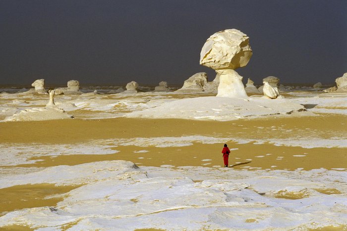 Situé au centre de l'Egypte, à 400 kilomètres au sud-ouest du Caire, le Désert Blanc est une petite région du désert lybique comprise entre les oasis de Barahya au nord et Farafra au sud, aux marges de la Grande Mer de Sable. Ses monolithes de craie blanche en font un des endroits les plus singuliers du globe. Dans la zone appelée Nouveau Désert Blanc, ces blocs d'un blanc éclatant prennent des formes surprenantes de champignons, de doigts, de tables ou de vagues formés par l'érosion éolienne. Dans la zone appelée Vieux Désert Blanc, les blocs de craie sont plus érodés et présentent des formes douces et arrondies de meringues.