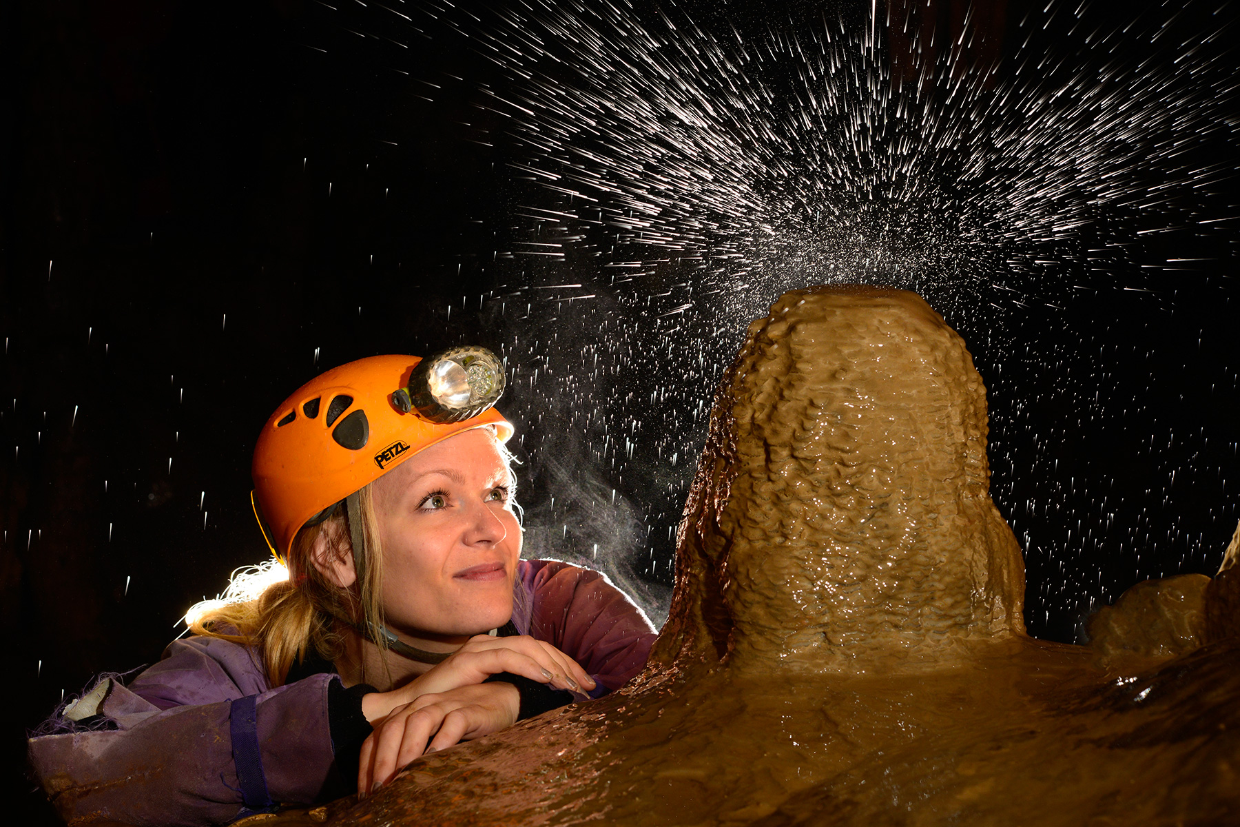 Grotte du Maire (Hérault) - Gouttes éclatant sur une stalagmite (Cliché réalisé durant le stage photo région E du 16 novembre 2014)