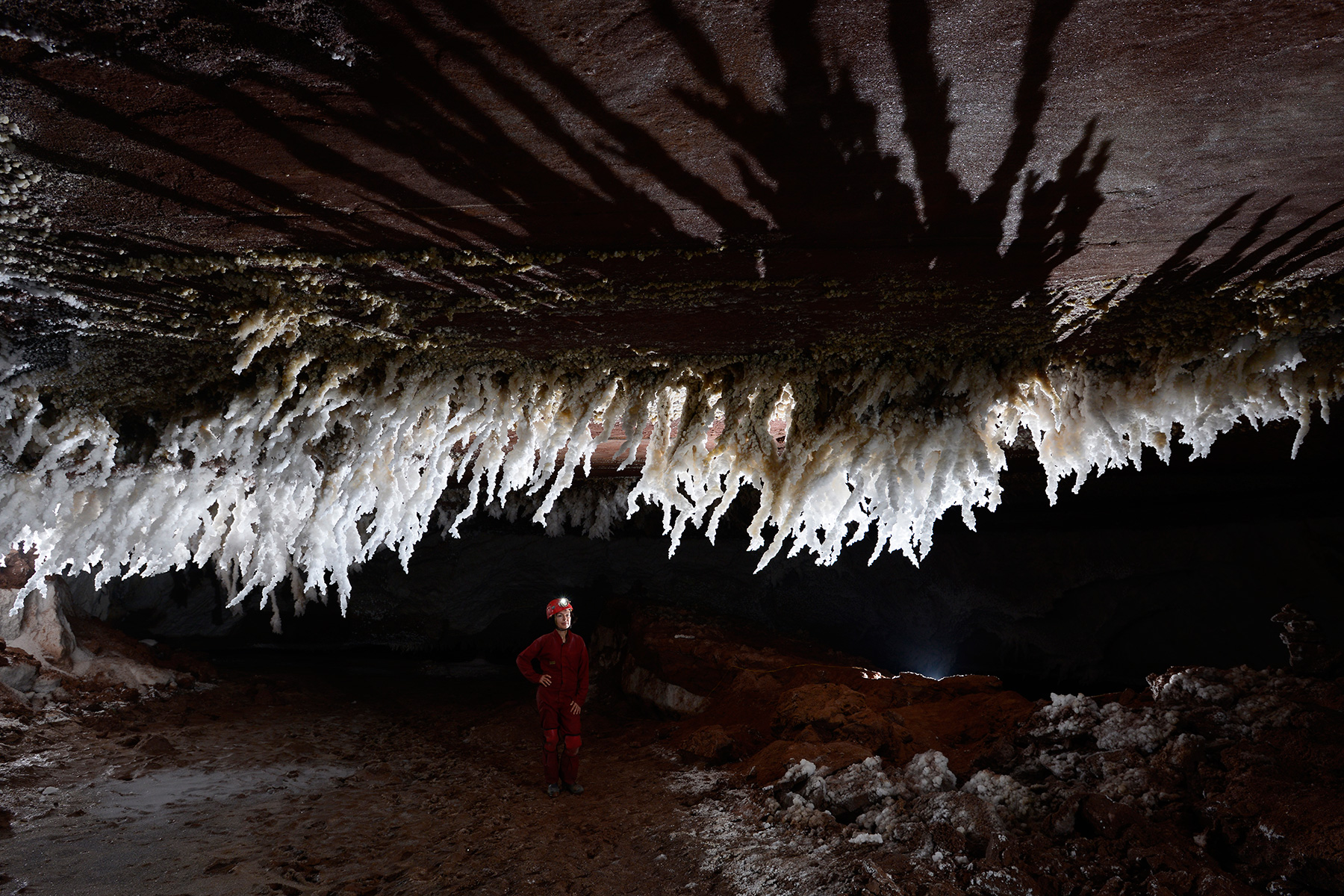 3N Cave(Namakdan, Qeshm, Iran) - Alignement de stalactites de sel dans une galerie