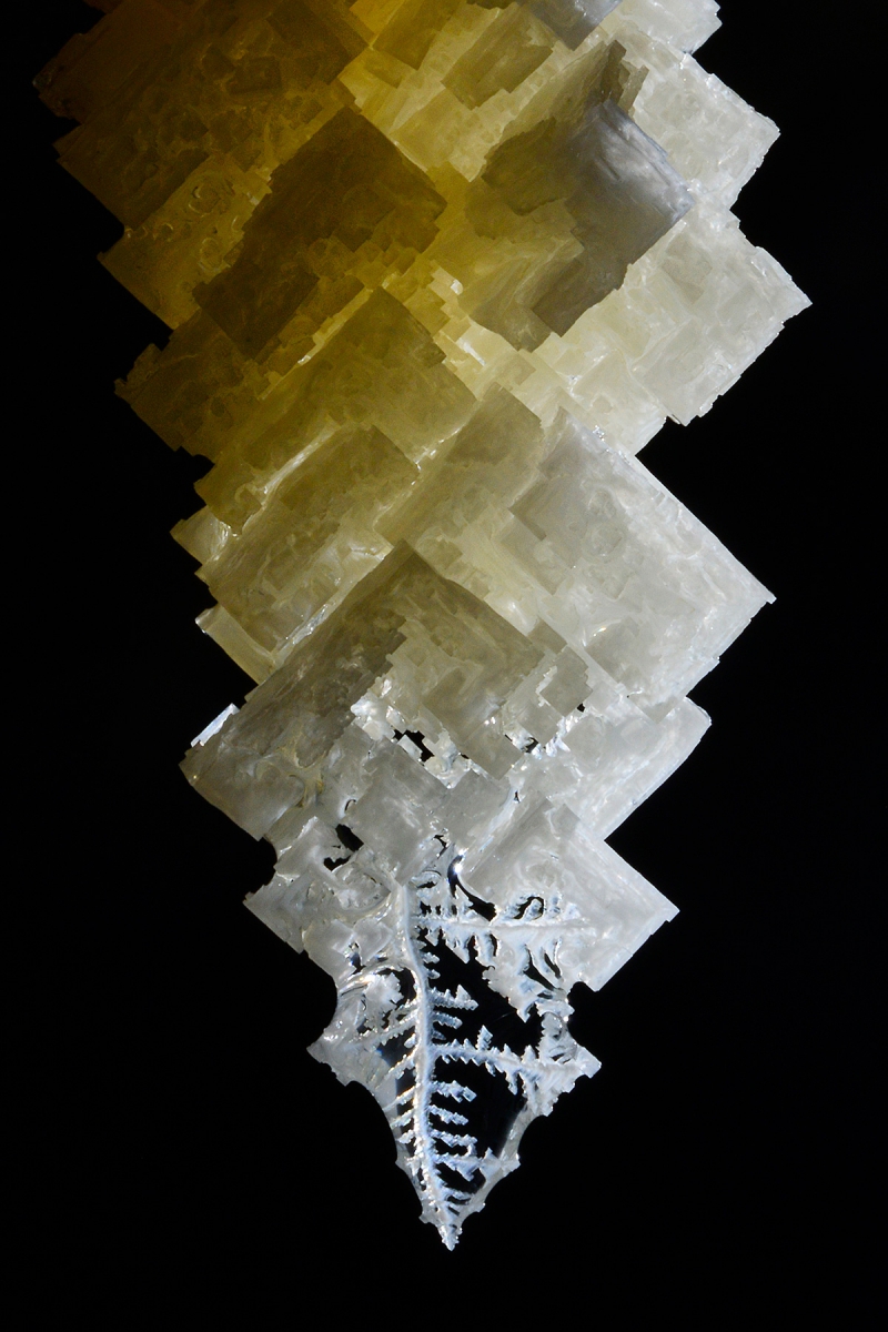 3N Cave(Namakdan, Qeshm, Iran) - Détail des cristaux de halite formant une stalactite de sel (la halite est un minéral composé de chlorure de sodium cristallisant dans le système cubique)