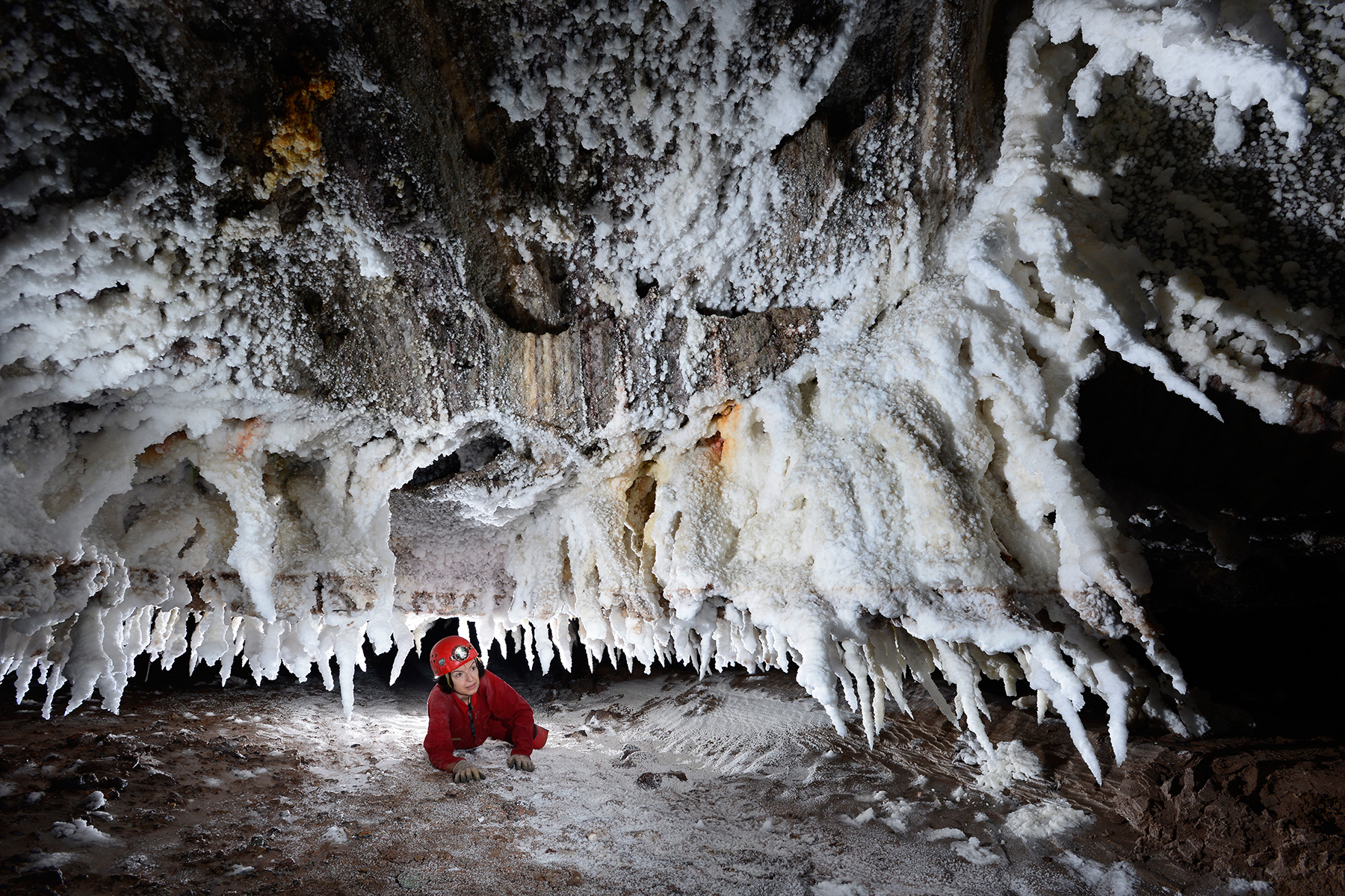 3N Cave(Namakdan, Qeshm, Iran) - Passage bas avec stalactites massives de sel