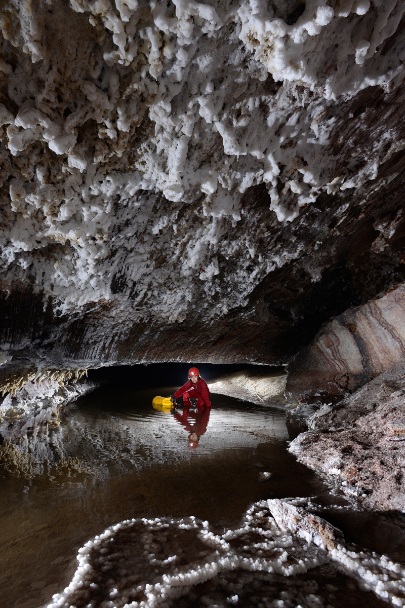 3N Cave(Namakdan, Qeshm, Iran) - Progression dans un passage bas avec formation de petits gours de sel dans la rivière 