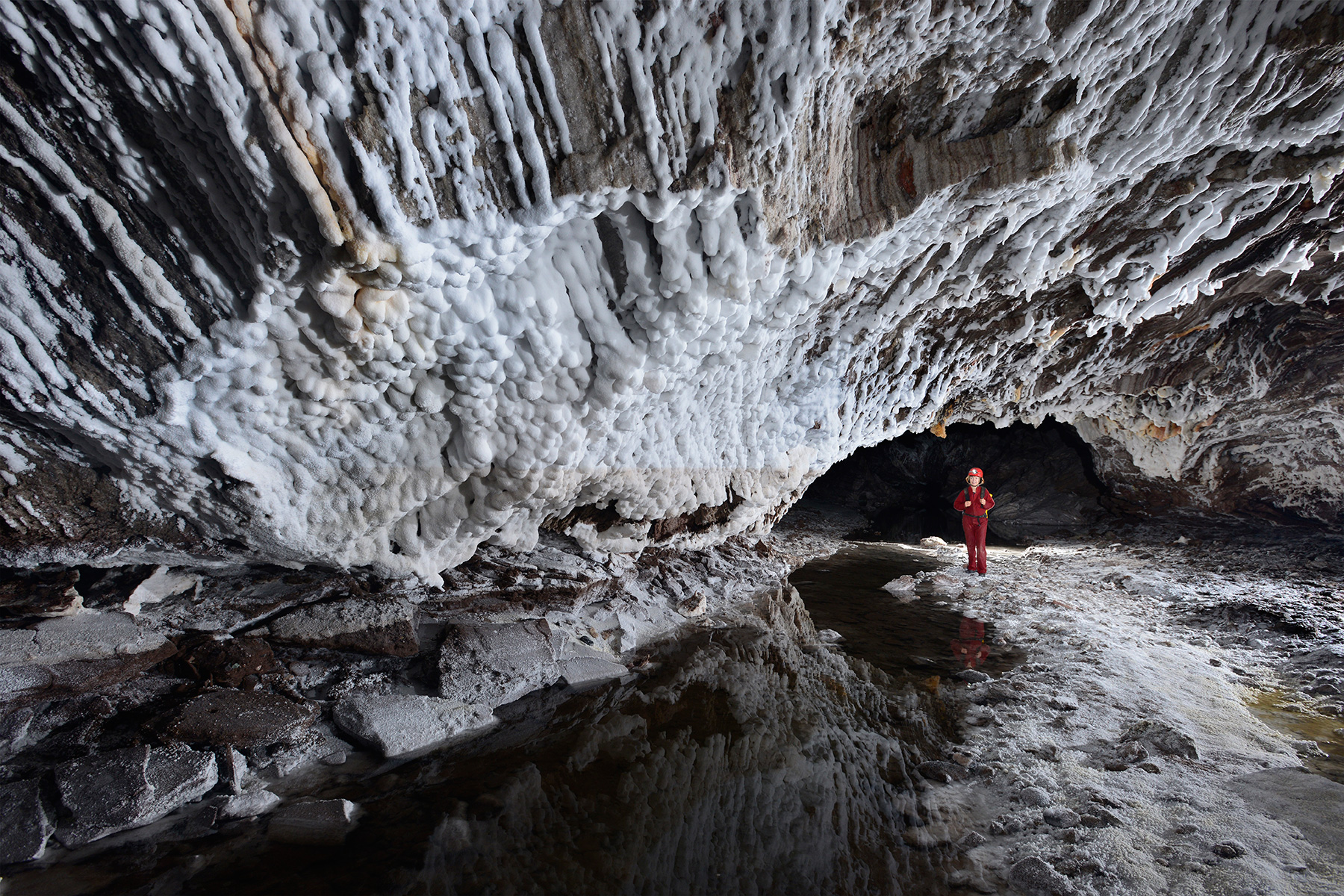 3N Cave(Namakdan, Qeshm, Iran) - Progression dans la rivière avec coulées de sel sur les parois de la galerie