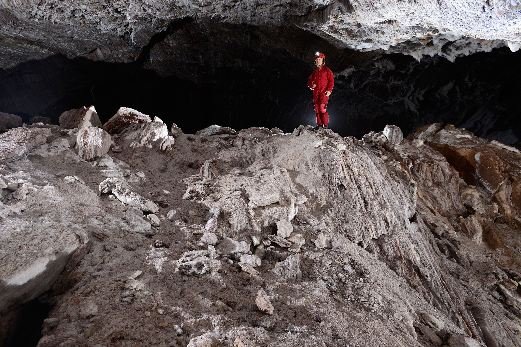 3N Cave(Namakdan, Qeshm, Iran) - "Cône d'éboulis" lié aux effondrements du plafond de la première salle. Le sel se désagrège en gros cristaux 