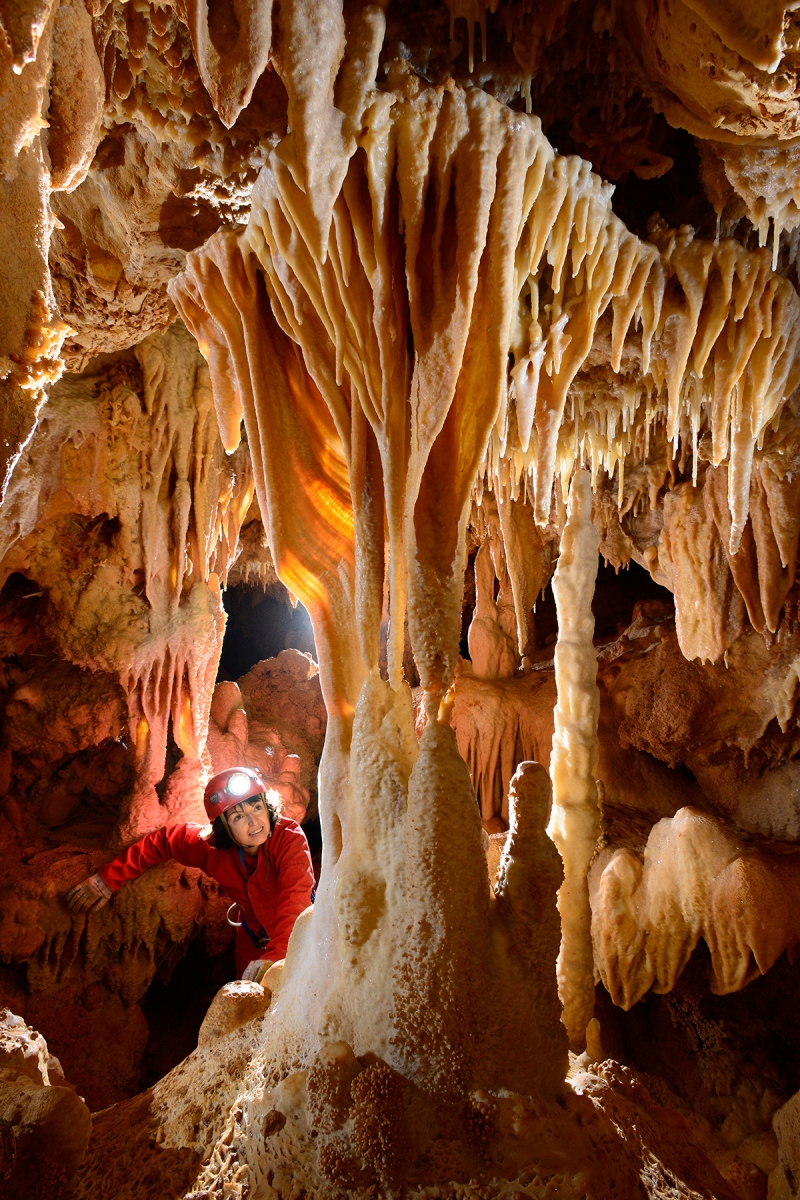 Grotte de l'Interrogation (Gard) : petite colonne stalagmitique avec draperies