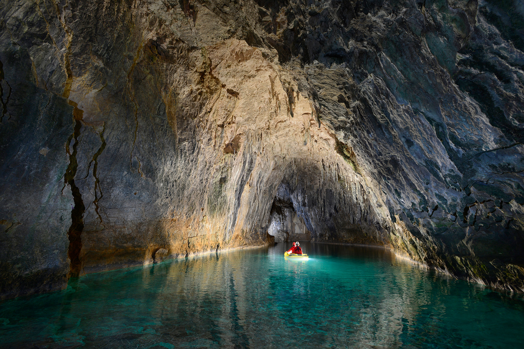 Grotte de Gournier (Isère) - Traversée en canot du lac d'entrée