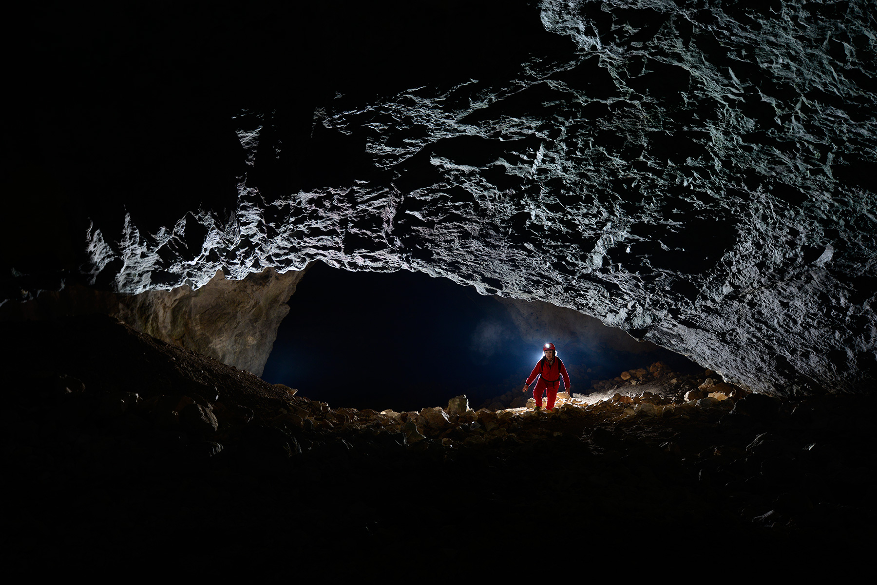 Ilgarini Cave (Kure Mountains National Park - Turquie) : progression dans galerie plongeante.