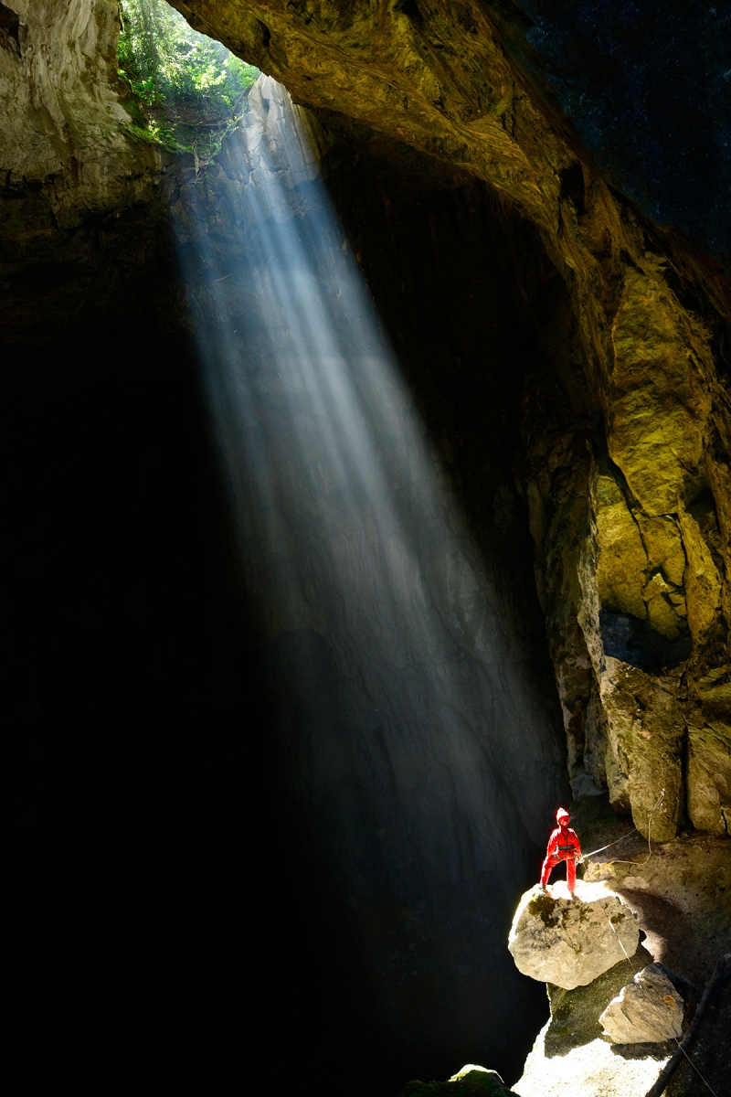 Edjer Cave  (Kure Mountains National Park - Turquie) : Puits d'entrée avec rayon de soleil (spéléo sur rocher)