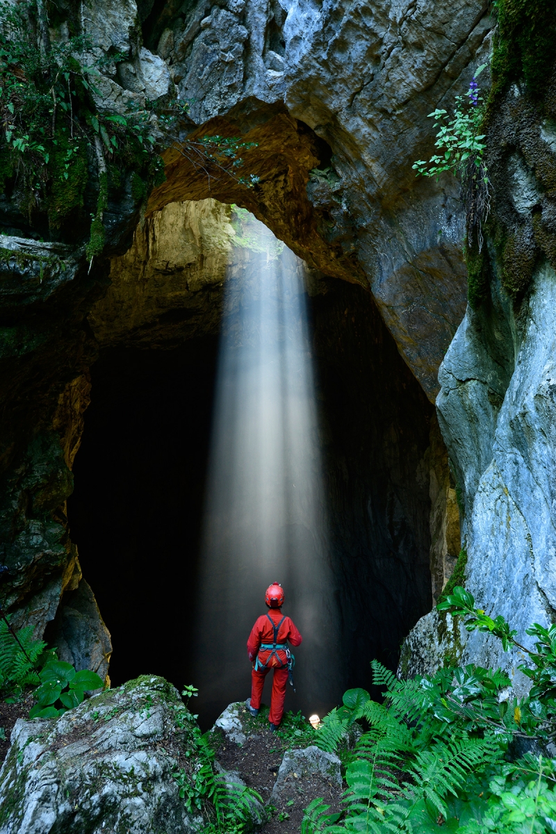 Edjer Cave  (Kure Mountains National Park - Turquie) : Entrée avec rayon de soleil