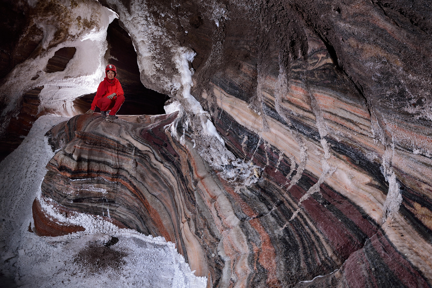 Stair Cave (Iran, dôme de sel de Dashti) : spéléo dans galerie avec couches de sel roses et rouges
