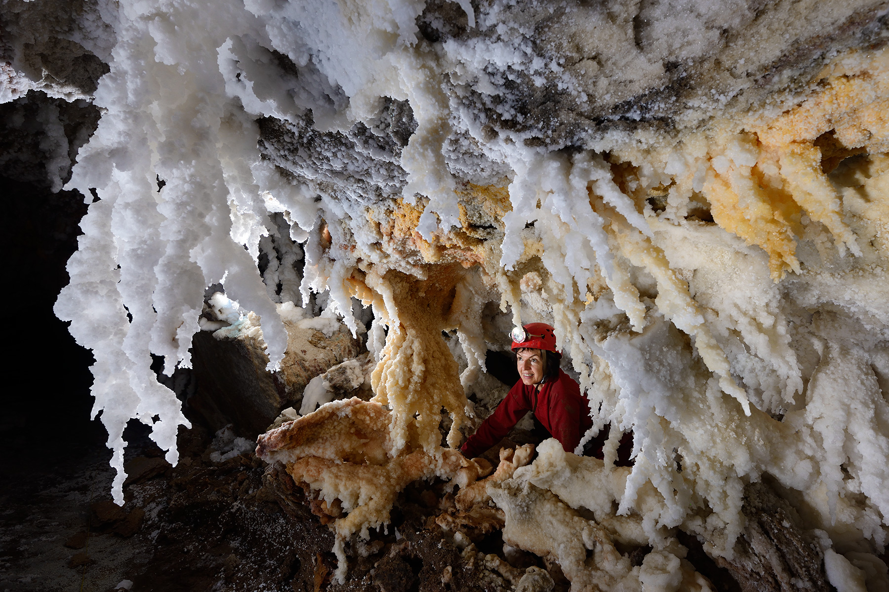 3N Cave (Iran, île de Qeshm, diapir de sel de Namakdan) : spéléo débouchant au milieu de concrétions de sel