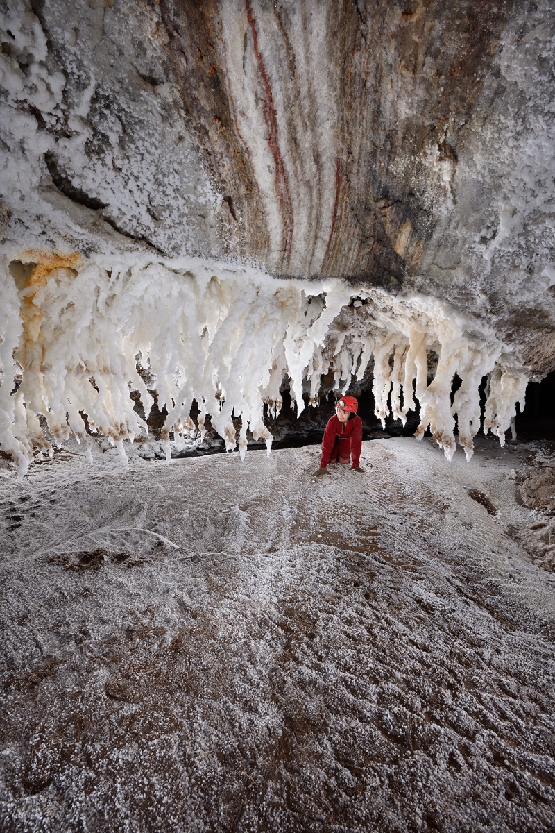 3N Cave (Iran, île de Qeshm, diapir de sel de Namakdan): spéléo dans un passage bas au milieu de "chandeliers" de sel blancs