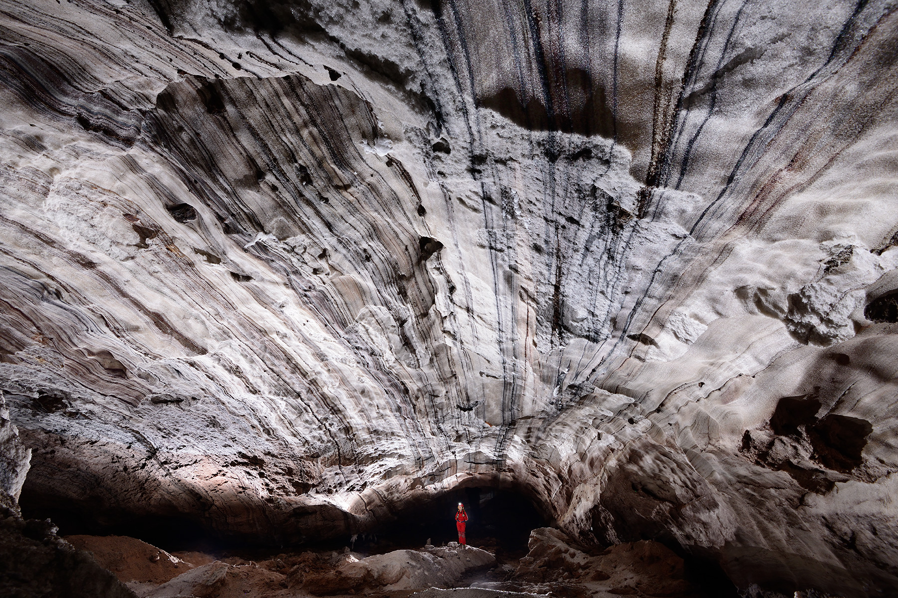 3N Cave (Iran, île de Qeshm, diapir de sel de Namakdan) - Entrée supérieure : grande salle avec couches de sel verticales au plafond