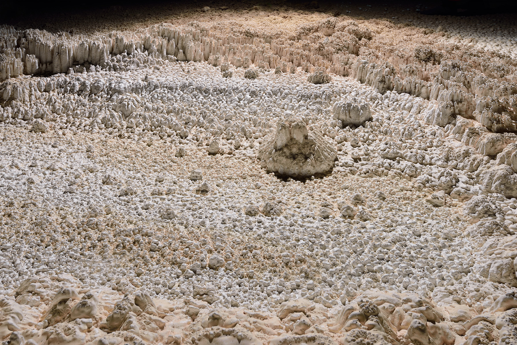 Lapa do Janelao (Itacarambi, Minas Gerais) - Formation de perles des cavernes par érosion d'une couche tendre de calcaires.