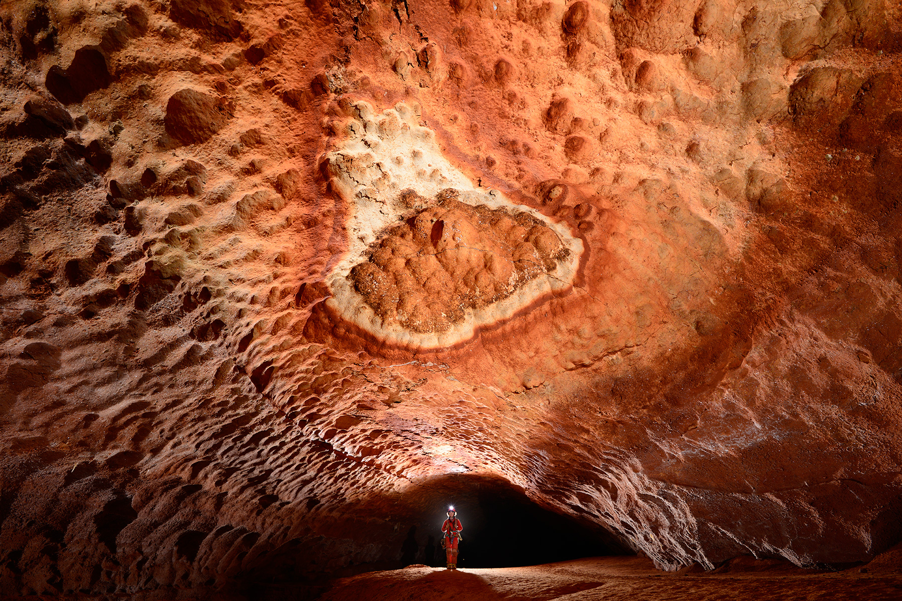 Grotte de Saint-Marcel d'Ardèche (réseau 4) - Grande galerie rouge avec cercle blanc au plafond 