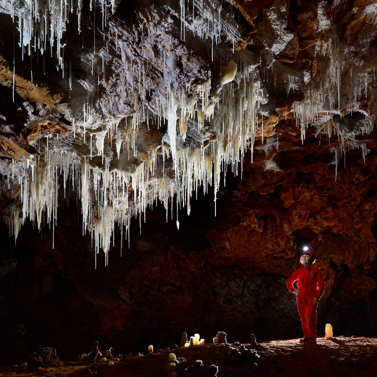 Grotte de Clamouse - Spéléo devant ensemble de fistuleuses et stalactites