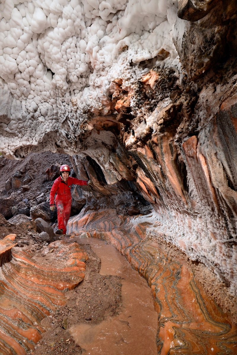 Cueva de sal (Espagne) : spéléo dans galerie avec sel orange au sol et dépôts blancs sur les parois