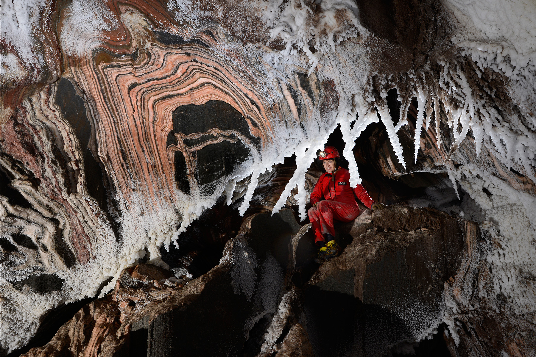 Cueva de sal (Espagne) : strates roses de sel et stalactites avec cristaux au plafond d'une salle