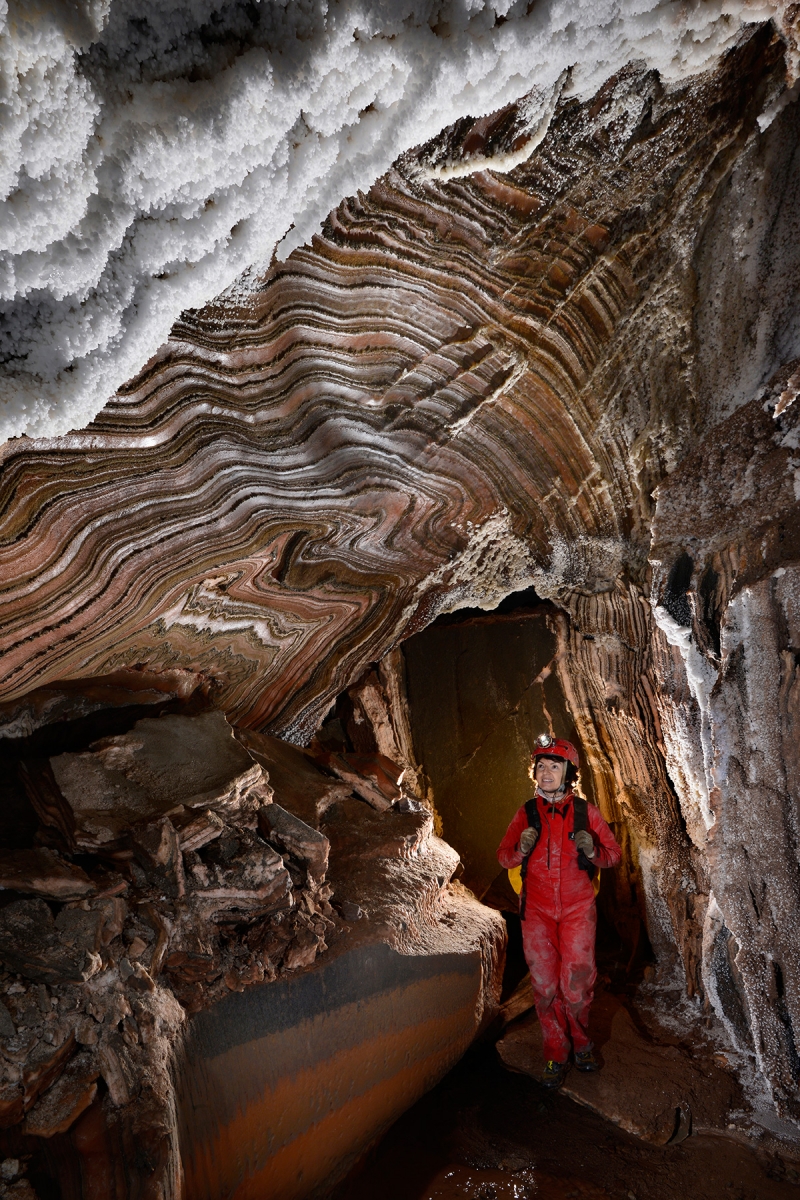 Cueva de sal (Espagne) : galerie dans le sel avec différentes figures morphologiques : states colorées, plis et dépôts blancs et au plafond