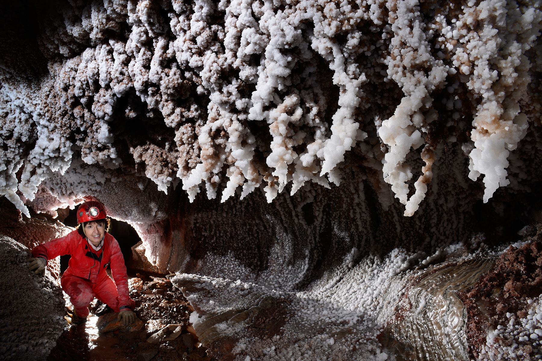 Cueva de sal (Espagne) : spéléo dans galerie avec cristallisations de sel sur les parois