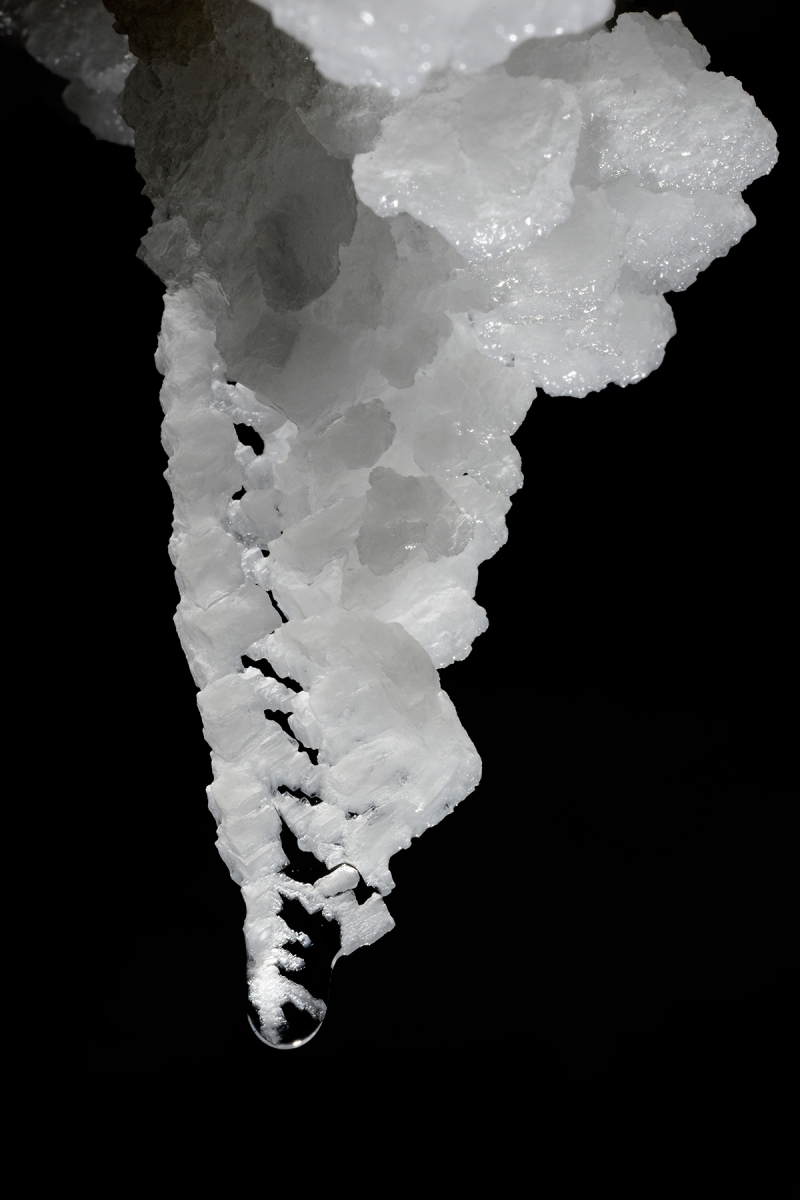 Cueva de sal (Espagne) : stalactite de sel translucide avec cristaux (halite) et goutte d'eau au bout