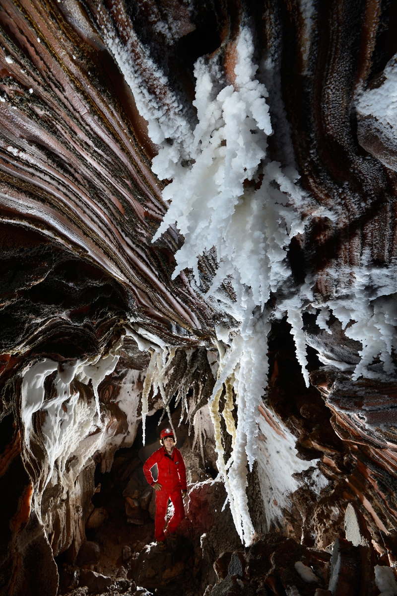 Cueva de sal (Espagne) : spéléo dans galerie avec strates de sel au plafond et grande pendeloque blanche avec  cristallisations