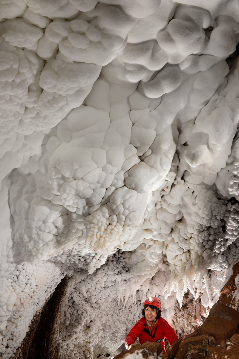 Cueva de sal (Espagne) : galerie avec parois et plafond recouverts de dépôts de sel blanc