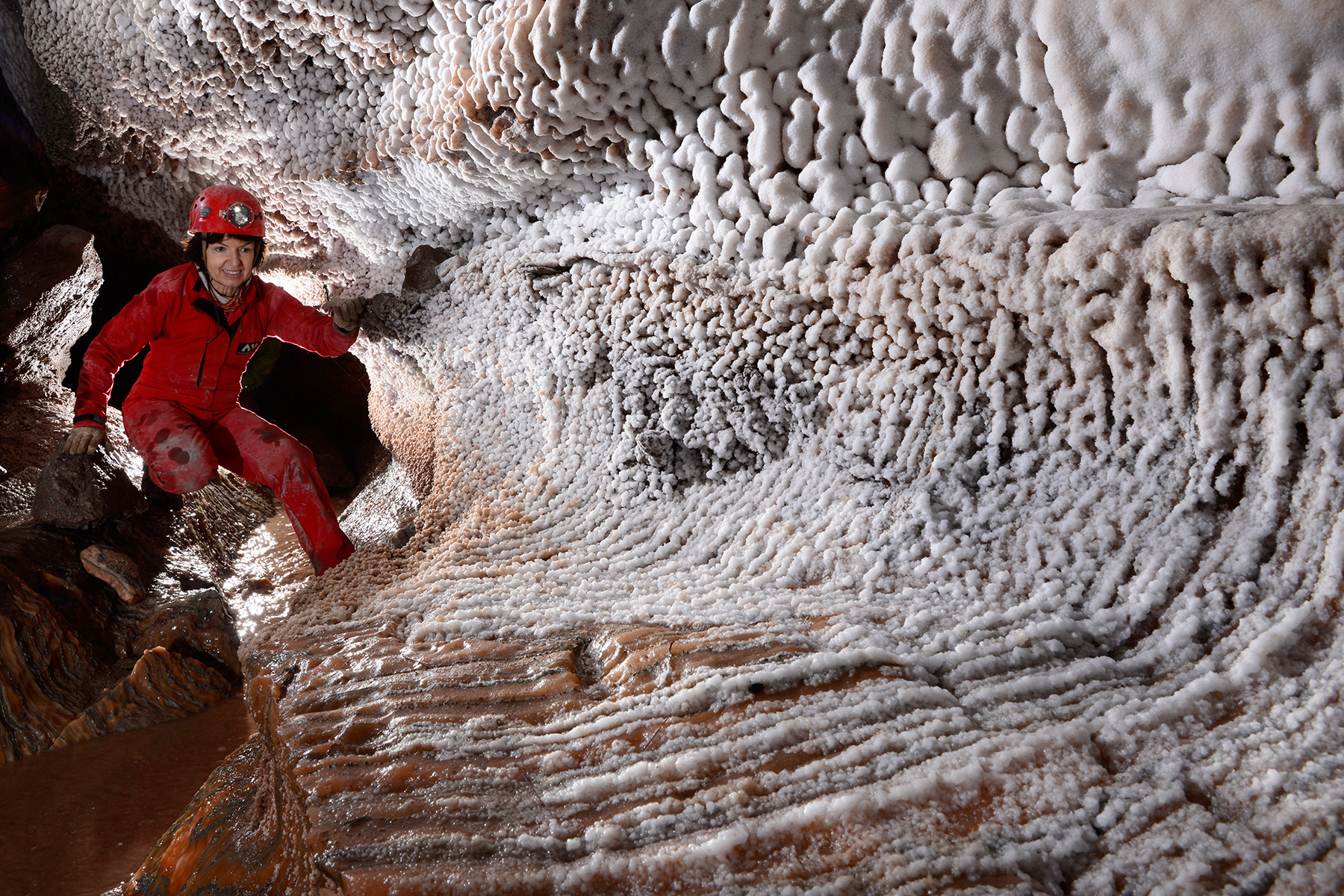 Cueva de sal (Espagne) : petite galerie dont les parois sont tapissées de dépôts blancs de sel 