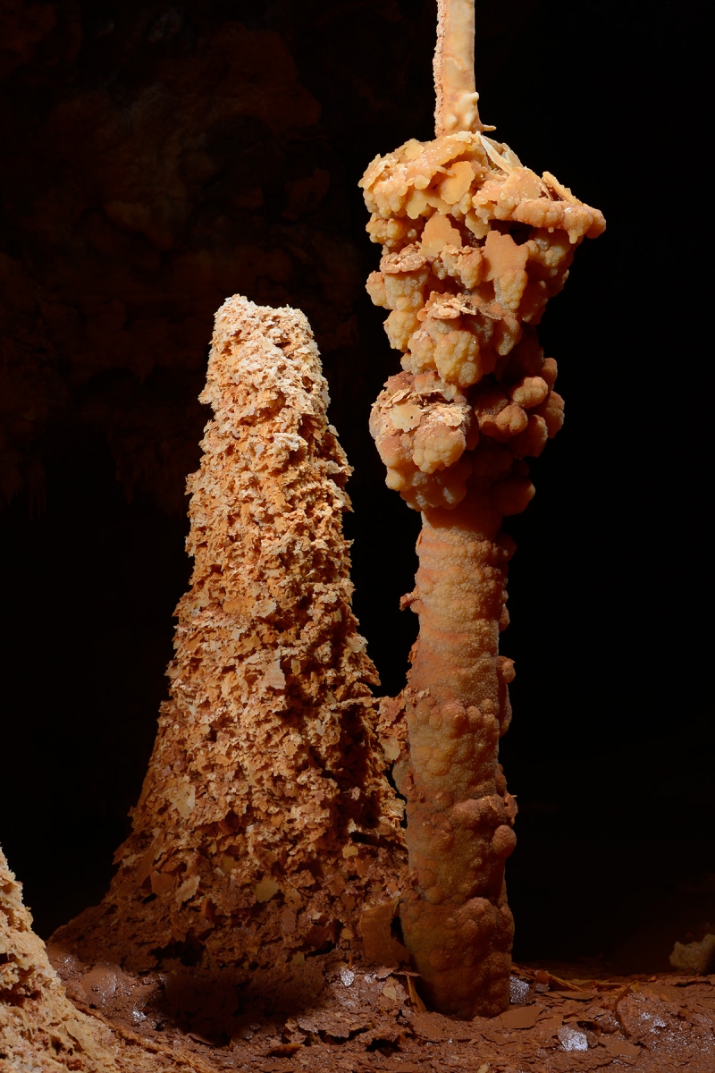 Grotte de Clamouse - Détail de cônes dans un gour (formé par empilement de calcite flottante)