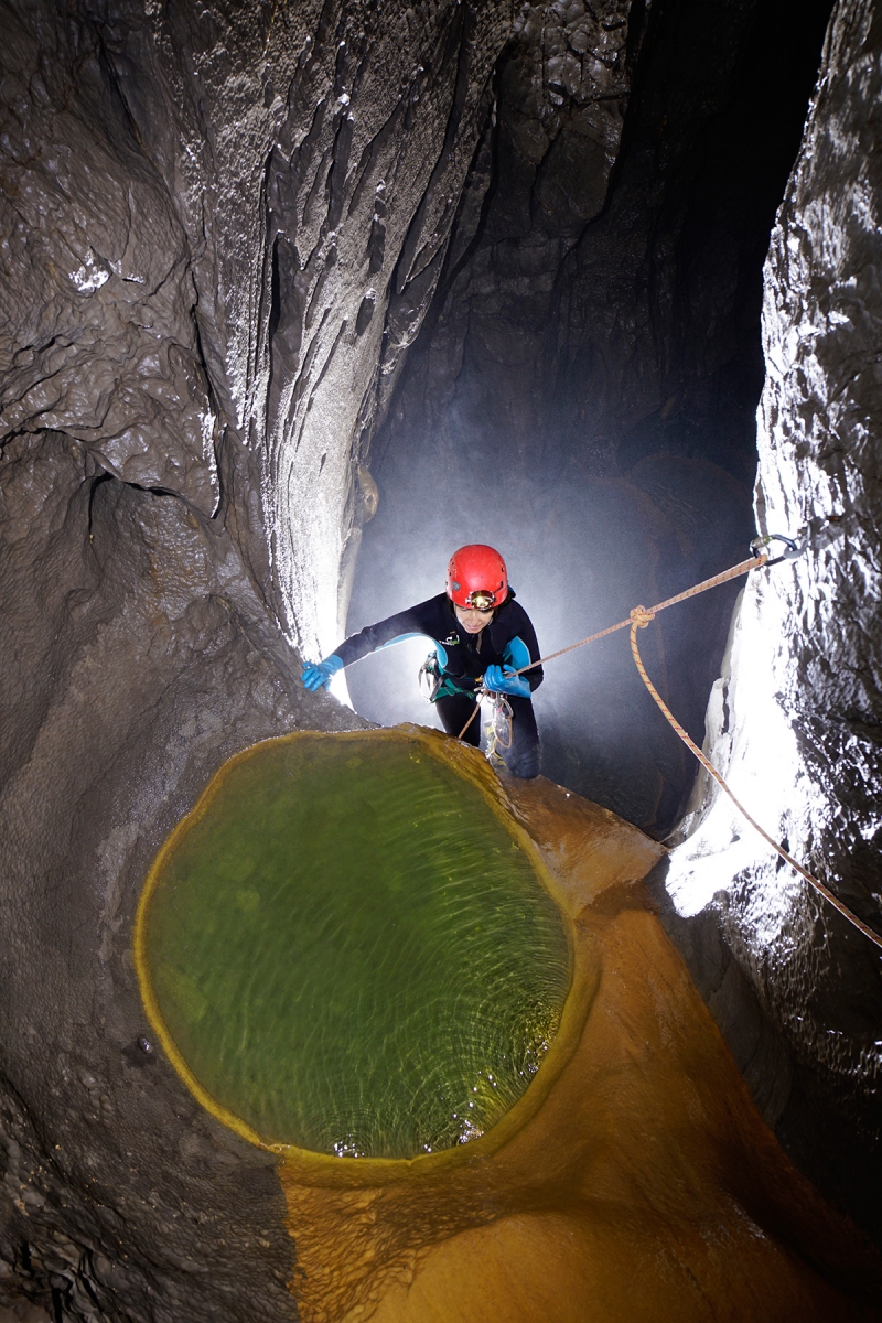 Markov Spodmol (Slovénie) - Spéléo débouchant sur un gour suspendu au sommet d'un puits