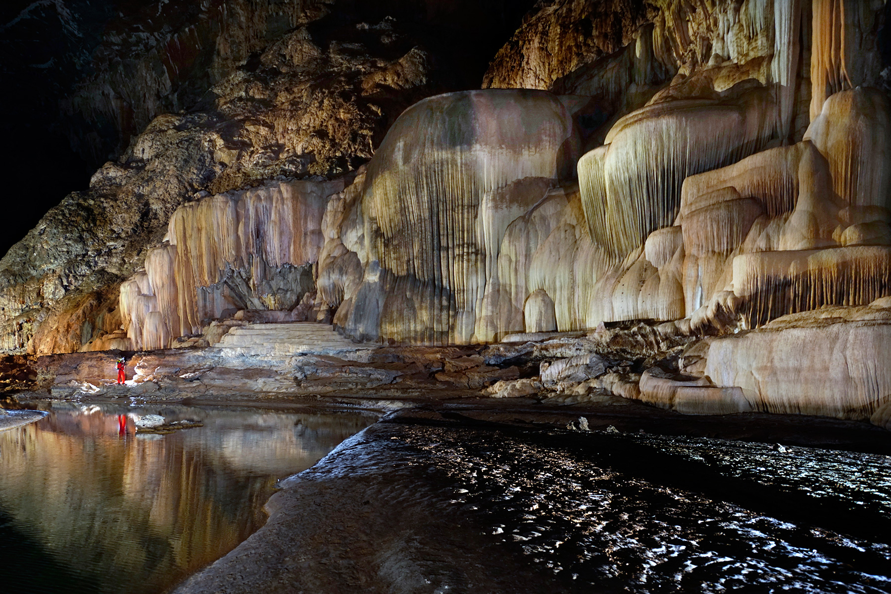 Lapa do Janelao (Itacarambi, Minas Gerais) - Coulées de calcite géantes perchées au dessus de la rivière.