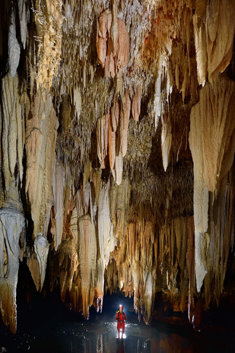 Lapa Sao Matheus II (Sao Domingos, Goiás) - Spéléo dans rivière et avec stalactites massives au plafond.