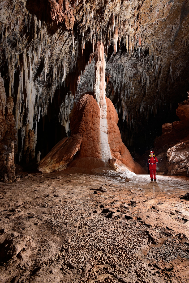 Lapa Sao Matheus II (Sao Domingos, Goiás) - Grand pilier stalagmitique bicolore (orange et blanc) avec nids de perles en premier plan. 
