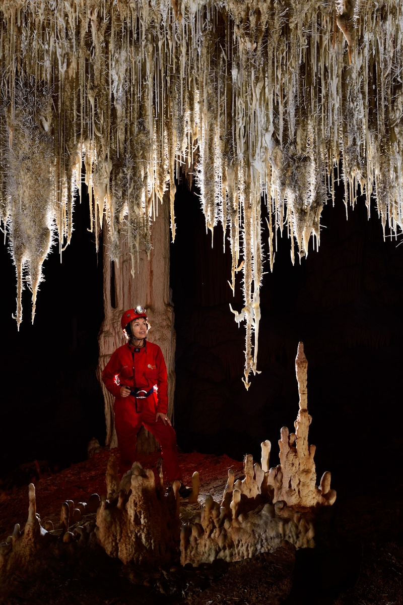 Lapa Sao Matheus II (Sao Domingos, Goiás) - Rideau de longues stalactites blanches avec excentriques.