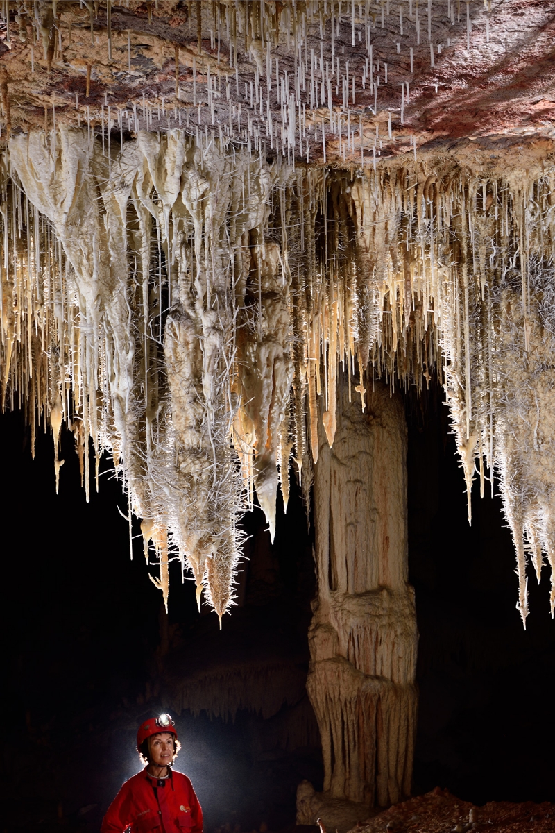 Lapa Sao Matheus II (Sao Domingos, Goiás) - Rideau de longues stalactites blanches.