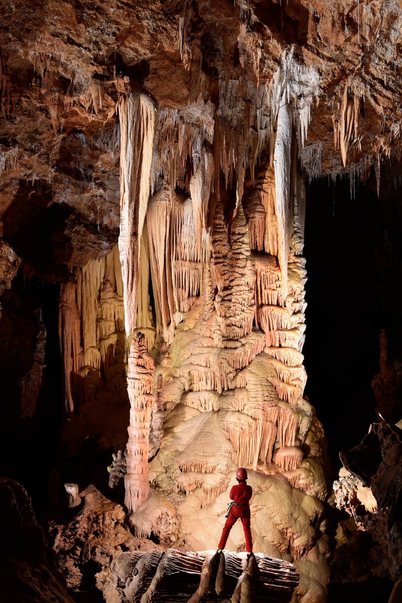 Grotte de Clamouse (partie aménagée) - Grand pilier concrétionné (spéléo de dos devant)