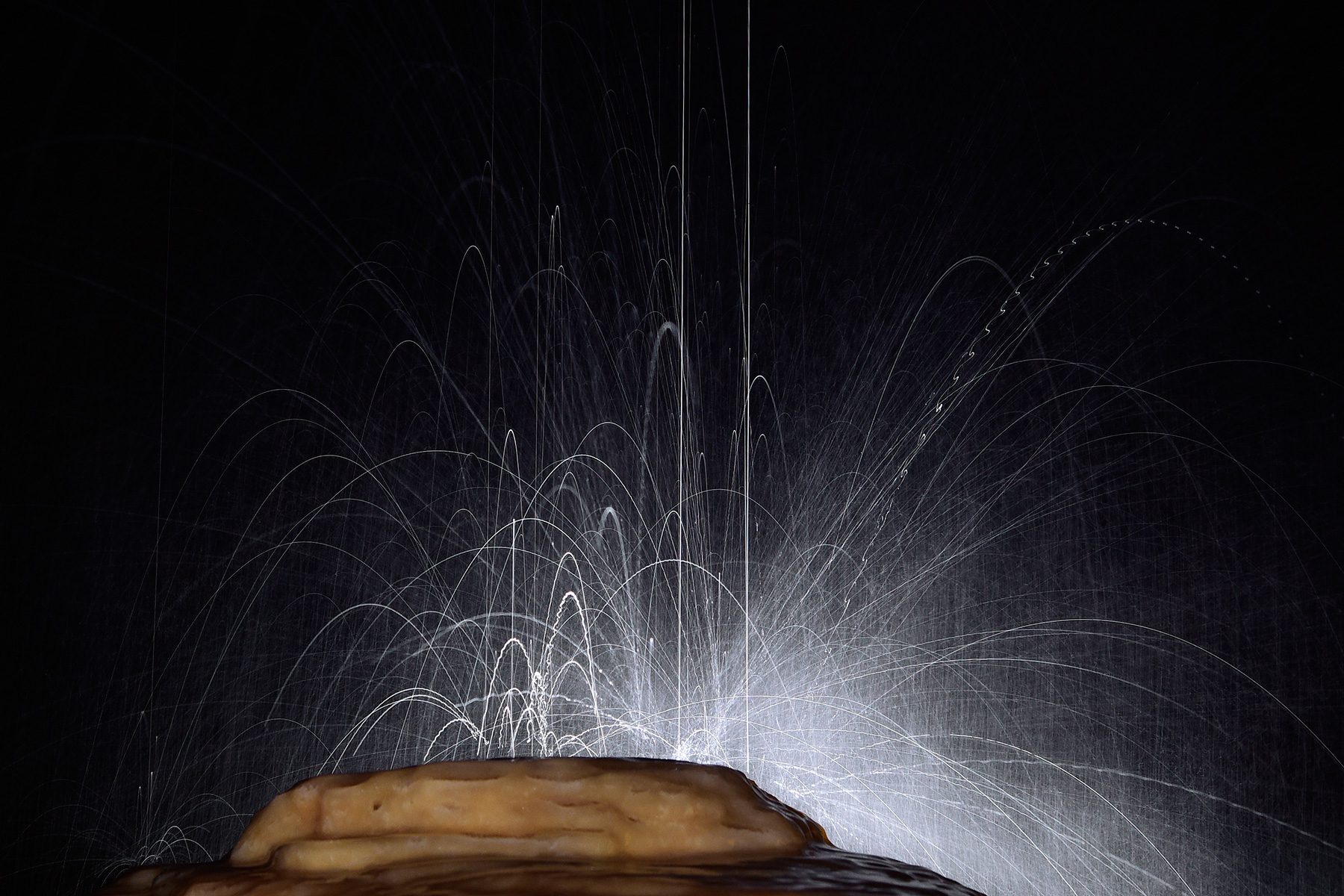 Grotte de Clamouse - Gouttes d'eau éclatant sur un dôme stalagmitique (effet de filé avec pose longue)