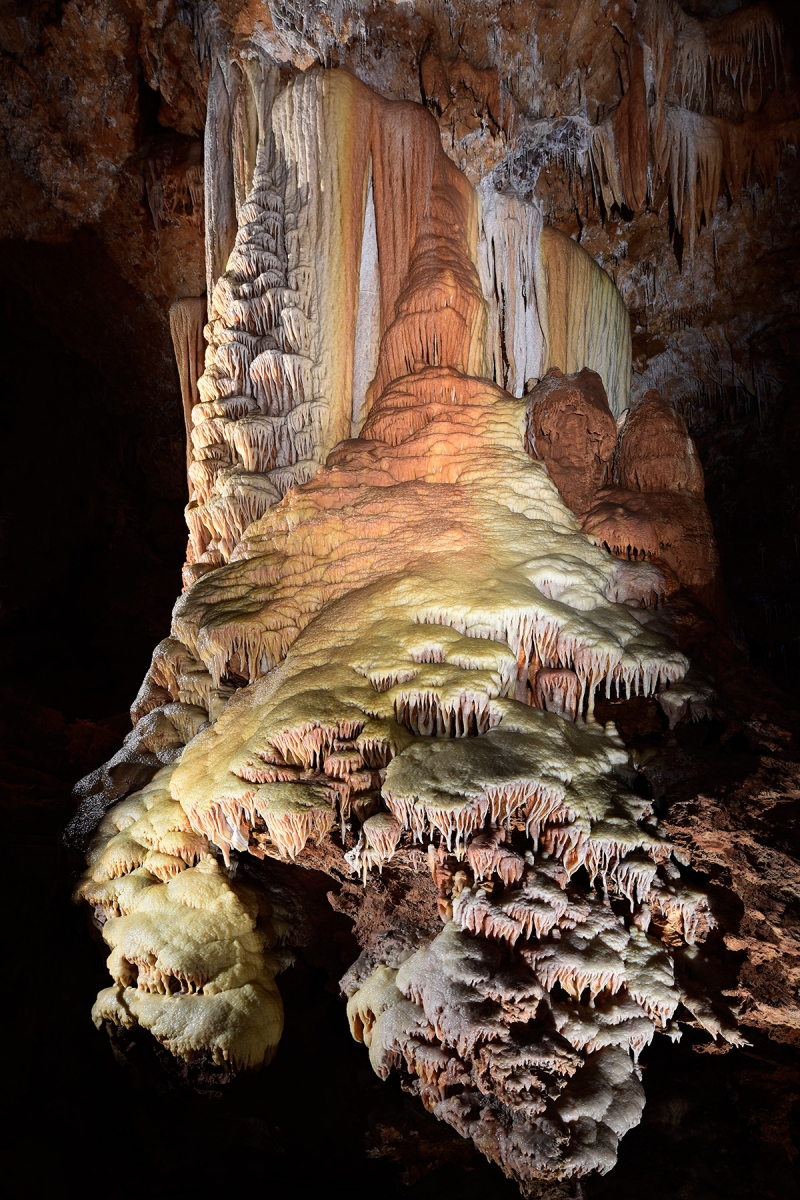 Grotte de Clamouse (partie aménagée) - Colonne avec coulées de calcite colorées